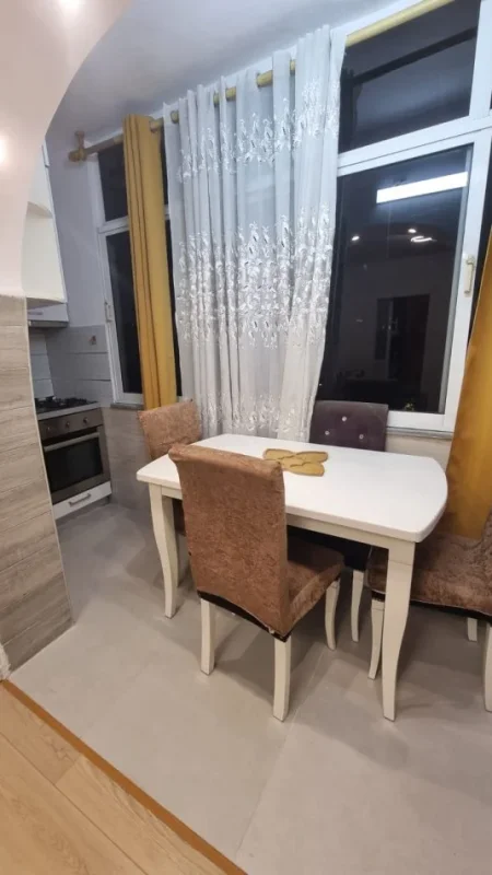 Jepet me Qira Apartament 2+1 I Mobiluar tek Kryqëzimi i Selitës,  500 €URO