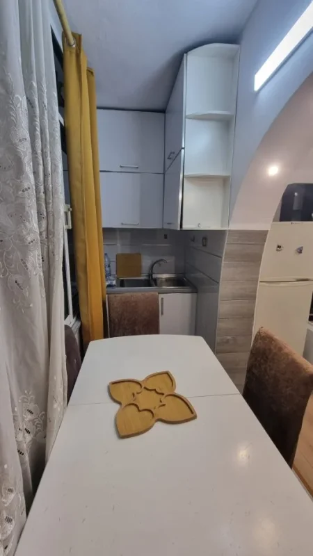 Jepet me Qira Apartament 2+1 I Mobiluar tek Kryqëzimi i Selitës,  500 €URO