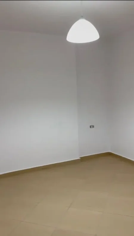 Tirane, jepet me qera apartament 1+1+Aneks+Ballkon Kati 4, 73 m² 450 € (Kompleksi IBN, Ish Fusha E Aviacionit)