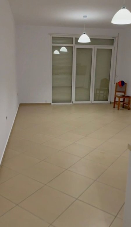 Tirane, jepet me qera apartament 1+1+Aneks+Ballkon Kati 4, 73 m² 450 € (Kompleksi IBN, Ish Fusha E Aviacionit)