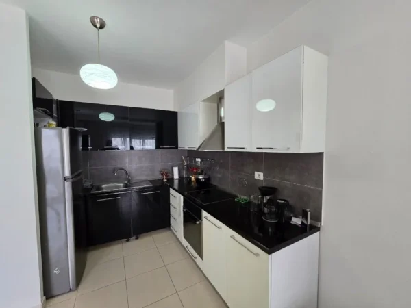 Tirane, jepet me qera apartament 2+1+Ballkon Kati 5, 90 m² 650 € (RRUGA FROSINA PLAKU,KOMPLEKSI MAGNET)
