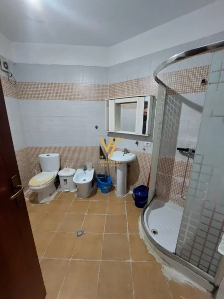 Tirane, jepet me qera apartament 1+1+Ballkon Kati 3, 85 m² 400 € (ASTIR)