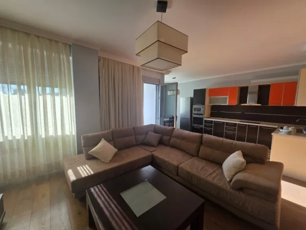 Tirane, jepet me qera apartament 2+1+Ballkon Kati 8, 120 m² 750 (Rruga Dibres)