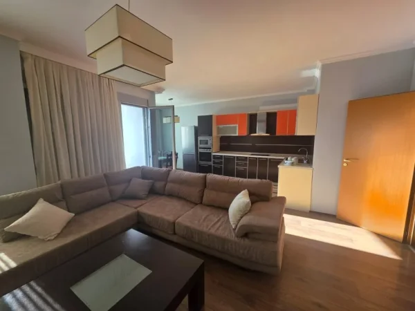 Tirane, jepet me qera apartament 2+1+Ballkon Kati 8, 120 m² 750 (Rruga Dibres)