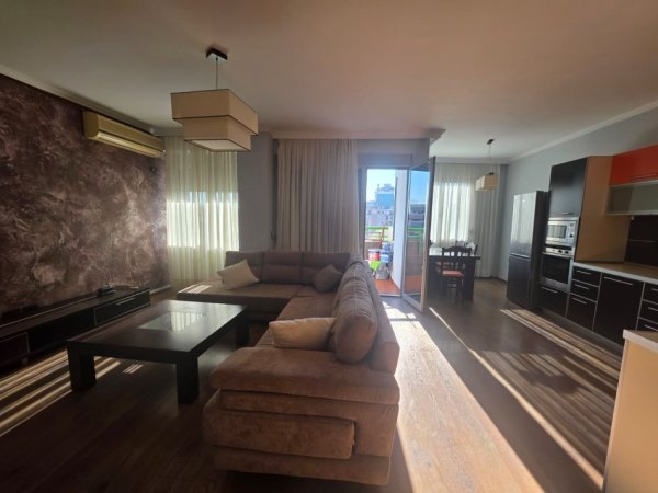 Tirane, jepet me qera apartament 2+1+Ballkon Kati 8, 120 m² 820 € (Rruga Dibres)