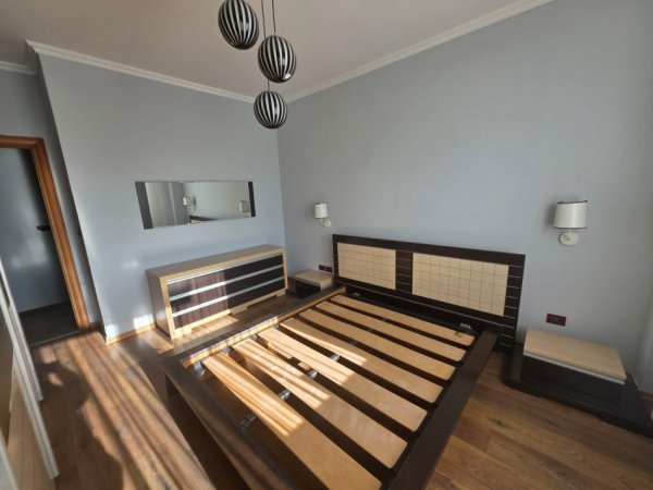 Tirane, jepet me qera apartament 2+1+Ballkon Kati 8, 120 m² 820 € (Rruga Dibres)