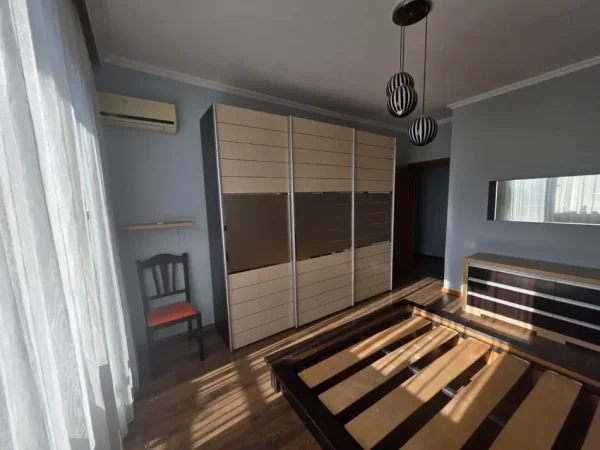 Tirane, jepet me qera apartament 2+1+Ballkon Kati 8, 120 m² 750 (Rruga Dibres)