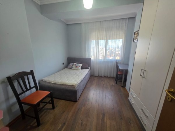 Tirane, jepet me qera apartament 2+1+Ballkon Kati 8, 120 m² 820 € (Rruga Dibres)