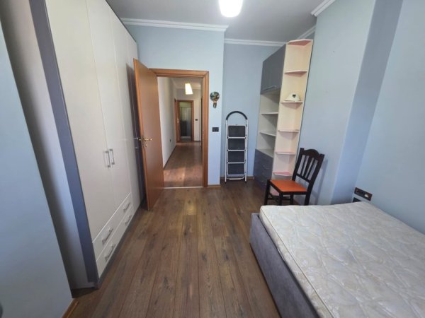 Tirane, jepet me qera apartament 2+1+Ballkon Kati 8, 120 m² 820 € (Rruga Dibres)