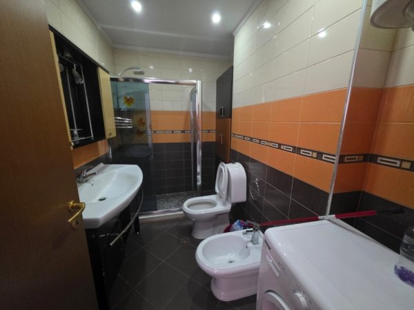 Tirane, jepet me qera apartament 2+1+Ballkon Kati 8, 120 m² 820 € (Rruga Dibres)