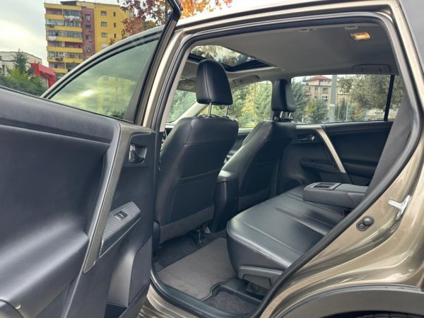 Tirane, shes SUV TOYOTA RAV 4 2.2 Nafte, gri e erret automatik Klima 186.000 km