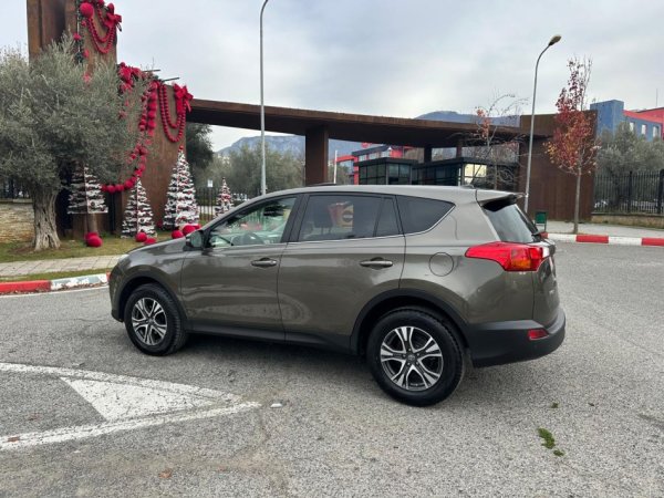 Tirane, shes SUV TOYOTA RAV 4 2.2 Nafte, gri e erret automatik Klima 186.000 km