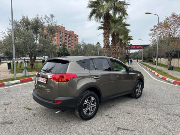 Tirane, shes SUV TOYOTA RAV 4 2.2 Nafte, gri e erret automatik Klima 186.000 km