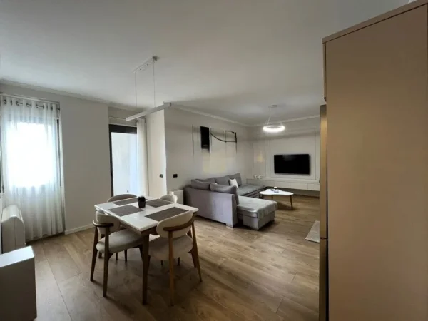 Tirane, jepet me qera apartament 1+1 Kati 2, 77 m² 1.100 € (Rruga e kosovareve)