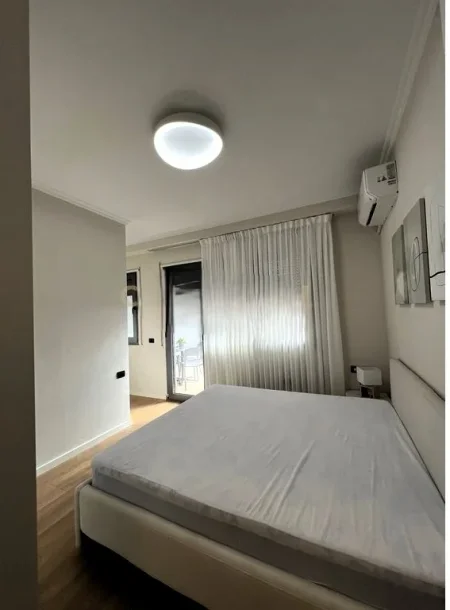Tirane, jepet me qera apartament 1+1 Kati 2, 77 m² 1.100 € (Rruga e kosovareve)