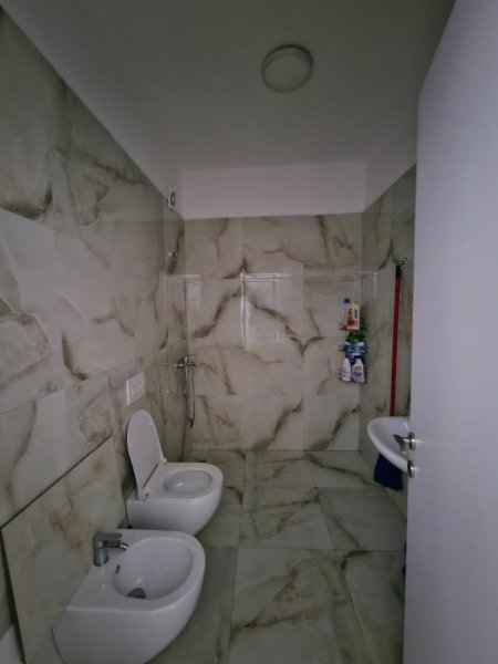 Tirane, jepet me qera apartament 1+1 Kati 9, 72 m² 500 € (YZBERISHT)