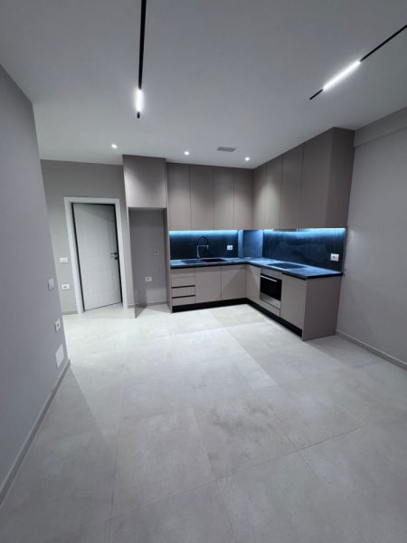 Tirane, jepet me qera apartament 1+1+Ballkon Kati 7, 70 m² 400 € (Rruga 5 maji)