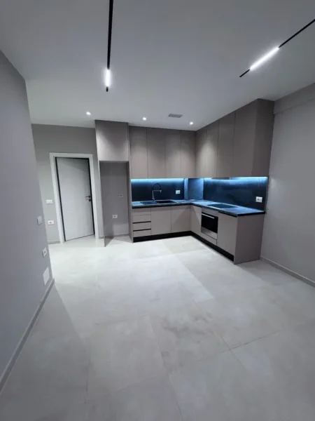 Tirane, jepet me qera apartament 1+1+Ballkon Kati 7, 70 m² 400 € (Rruga 5 maji)