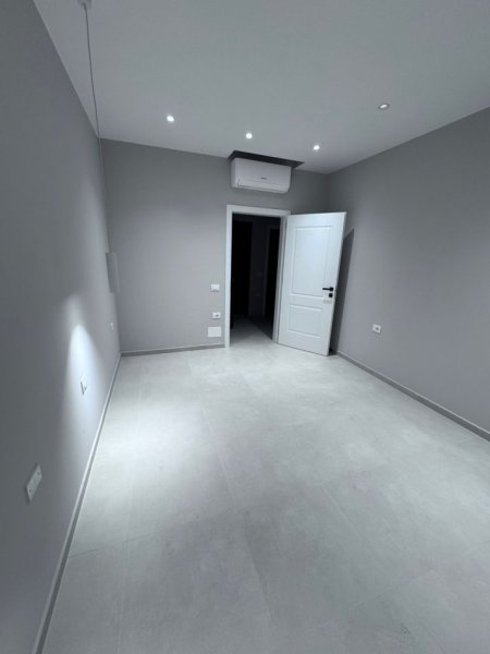 Tirane, jepet me qera apartament 1+1+Ballkon Kati 7, 70 m² 400 € (Rruga 5 maji)