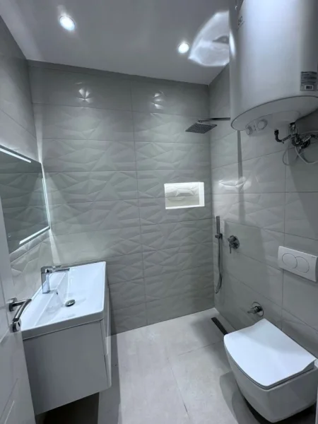 Tirane, jepet me qera apartament 1+1+Ballkon Kati 7, 70 m² 400 € (Rruga 5 maji)