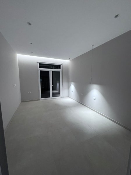 Tirane, jepet me qera apartament 1+1+Ballkon Kati 7, 70 m² 400 € (Rruga 5 maji)