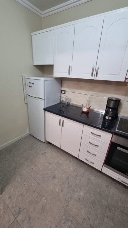 Jepet me Qira Apartament 2+1 I Mobiluar Ish-Parku i Autobusave ne Rrugen e Kavajes,  450 €URO