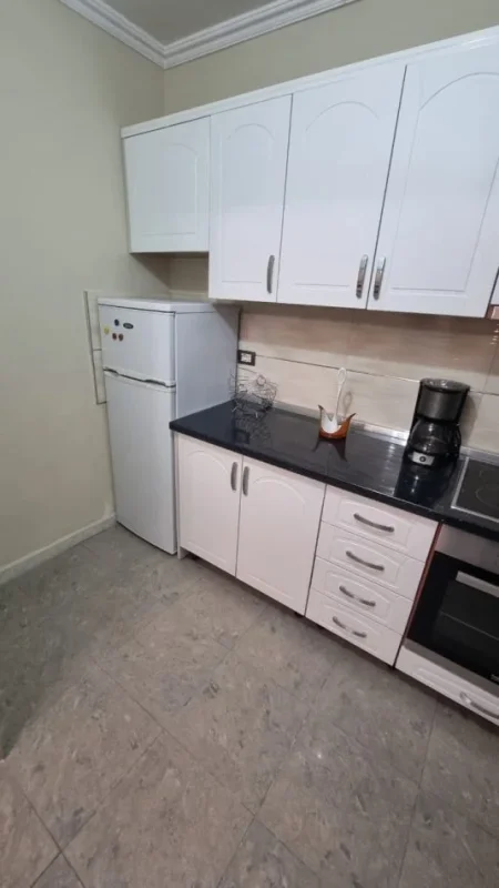 Jepet me Qira Apartament 2+1 I Mobiluar Ish-Parku i Autobusave ne Rrugen e Kavajes,  450 €URO