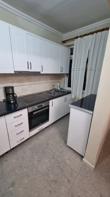 Jepet me Qira Apartament 2+1 I Mobiluar Ish-Parku i Autobusave ne Rrugen e Kavajes,  450 €URO