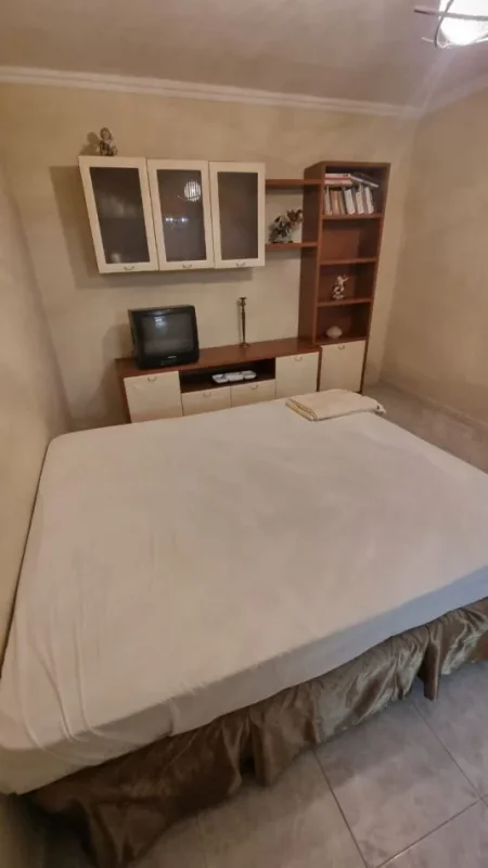 Jepet me Qira Apartament 2+1 I Mobiluar Ish-Parku i Autobusave ne Rrugen e Kavajes,  450 €URO