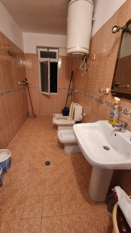 Jepet me Qira Apartament 2+1 I Mobiluar Ish-Parku i Autobusave ne Rrugen e Kavajes,  450 €URO