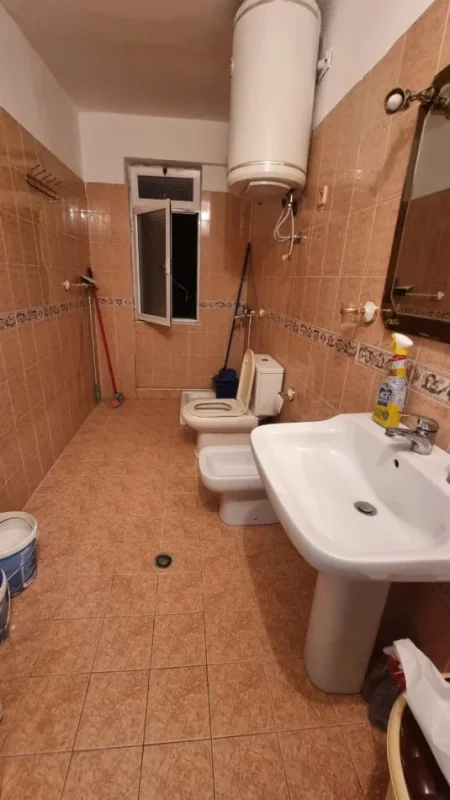 Jepet me Qira Apartament 2+1 I Mobiluar Ish-Parku i Autobusave ne Rrugen e Kavajes,  450 €URO