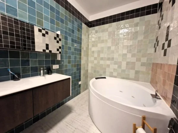 Tirane, jepet me qera apartament 2+1 Kati 1, 117 m² 1.200 € (liqeni thate)