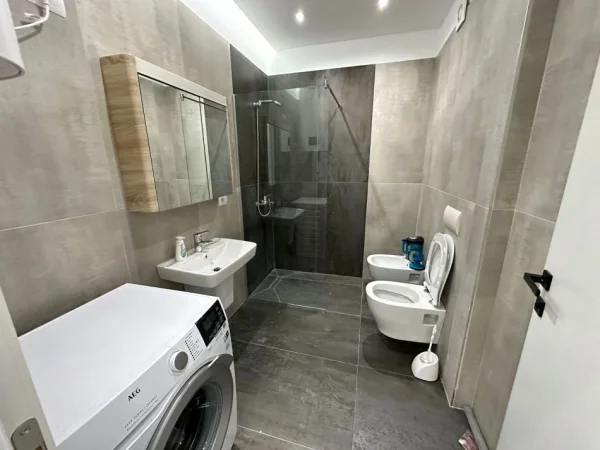 Tirane, jepet me qera apartament 2+1 Kati 4, 1.700 €