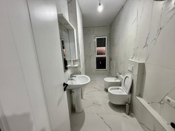 Tirane, jepet me qera apartament 2+1+Ballkon Kati 7, 106 m² 450 € (Rruga Berisha, Kamez)