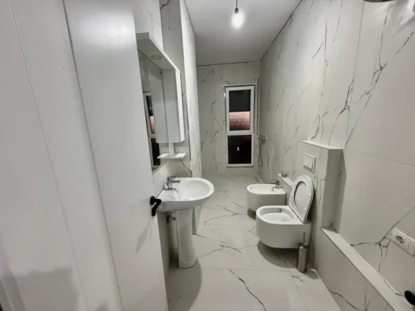 Tirane, jepet me qera apartament 2+1+Ballkon Kati 7, 106 m² 450 € (Rruga Berisha, Kamez)