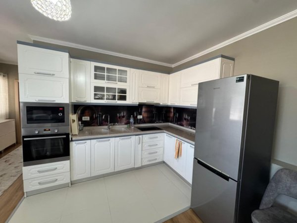 Tirane, jepet me qera apartament 2+1+Ballkon Kati 8, 105 m² 650 € (Vizion Plus)