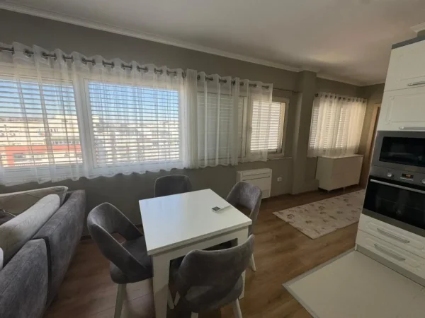 Tirane, jepet me qera apartament 2+1+Ballkon Kati 8, 105 m² 650 € (Vizion Plus)