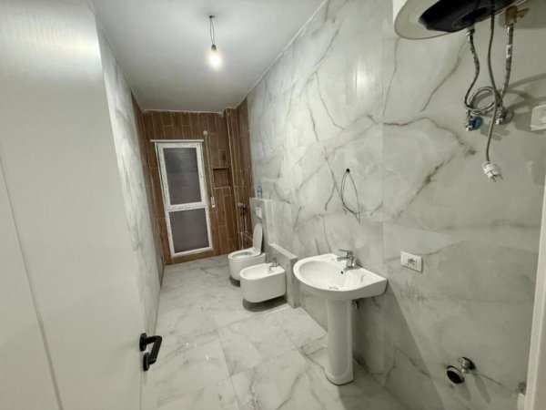 Tirane, jepet me qera apartament 2+1+Ballkon Kati 5, 106 m² 450 € (Rruga Berisha, Kamez)