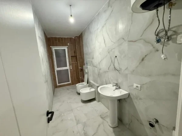 Tirane, jepet me qera apartament 2+1+Ballkon Kati 5, 106 m² 450 € (Rruga Berisha, Kamez)