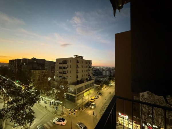 Tirane, jepet me qera apartament 2+1+Ballkon Kati 5, 106 m² 450 € (Rruga Berisha, Kamez)