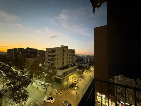 Tirane, jepet me qera apartament 2+1+Ballkon Kati 5, 106 m² 450 € (Rruga Berisha, Kamez)