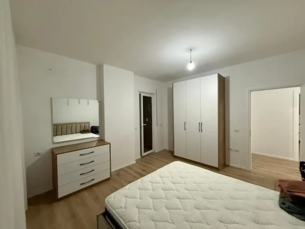 Tirane, jepet me qera apartament 2+1+Ballkon Kati 5, 106 m² 450 € (Rruga Berisha, Kamez)