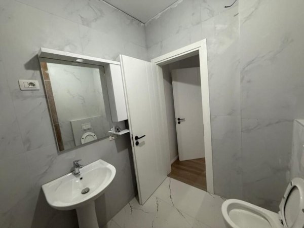 Tirane, jepet me qera apartament 2+1+Ballkon Kati 5, 109 m² 450 € (Rruga Berisha, Kamez)