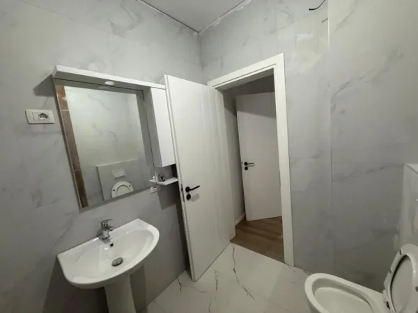 Tirane, jepet me qera apartament 2+1+Ballkon Kati 5, 109 m² 450 € (Rruga Berisha, Kamez)