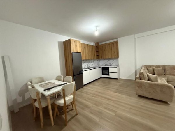 Tirane, jepet me qera apartament 2+1+Ballkon Kati 5, 109 m² 450 € (Rruga Berisha, Kamez)