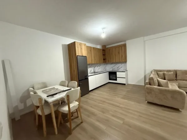 Tirane, jepet me qera apartament 2+1+Ballkon Kati 5, 109 m² 450 € (Rruga Berisha, Kamez)