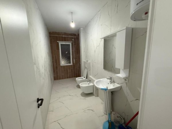 Tirane, jepet me qera apartament 2+1+Ballkon Kati 5, 109 m² 450 € (Rruga Berisha, Kamez)