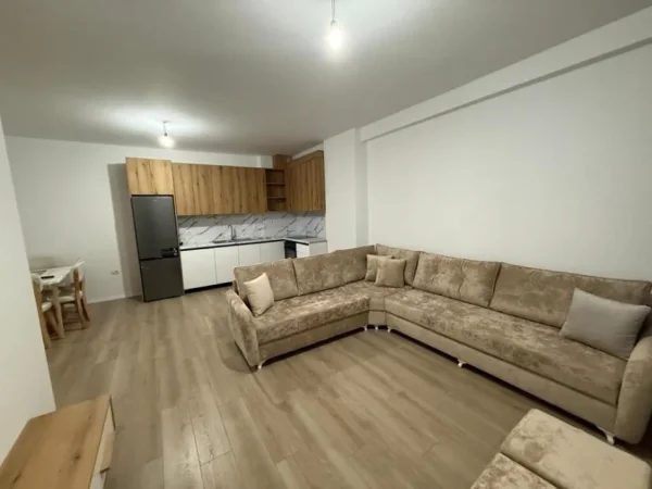 Tirane, jepet me qera apartament 2+1+Ballkon Kati 5, 109 m² 450 € (Rruga Berisha, Kamez)