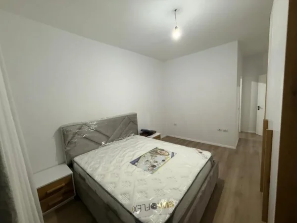 Tirane, jepet me qera apartament 2+1+Ballkon Kati 5, 109 m² 450 € (Rruga Berisha, Kamez)