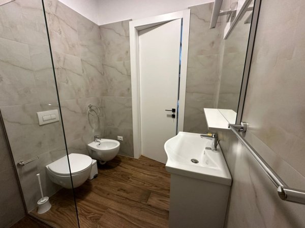 Tirane, jepet me qera apartament 1+1+Ballkon Kati 2, 84 m² 850 € (Kompleksi Delijorgji)